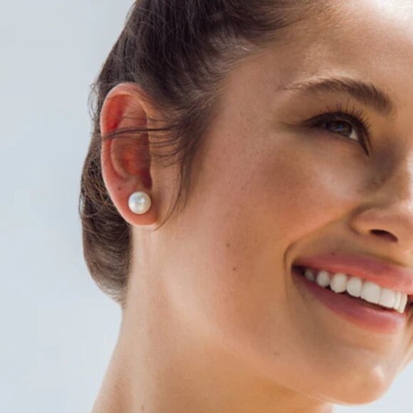 VIESTE Faux Pearl Stud Earrings New on Card Minimalist Jewelry NWT - Picture 1 of 4